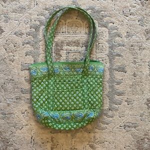 Vera Bradley tote in Apple green daisy